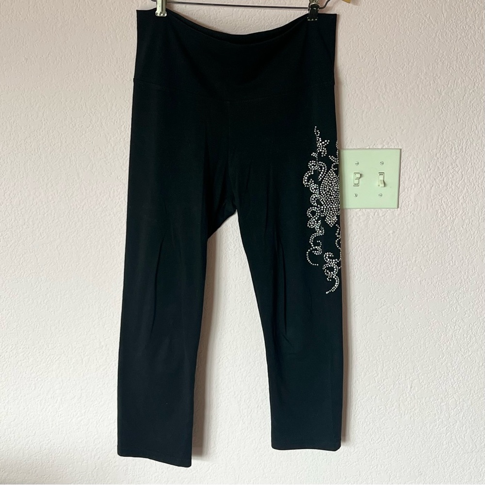 Vintage Y2K 2000s mcbling rhinestone fleur de lis cropped capri leggings